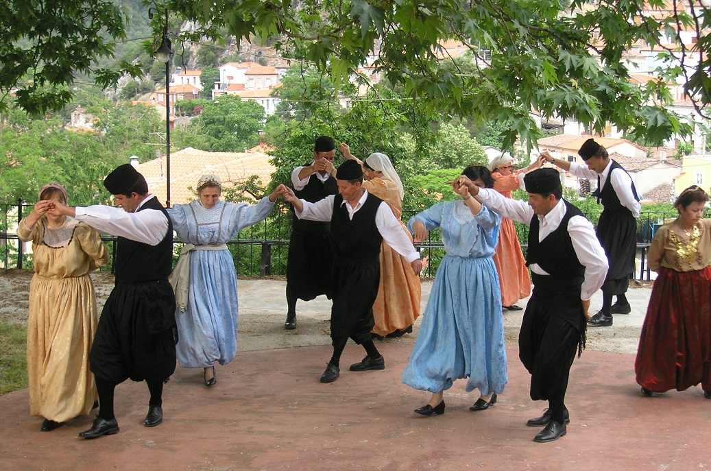 Το Χορευτικό Ενηλίκων του Αναγνωστηρίου στον Κήπο Παναγίας (29-5-2005). 