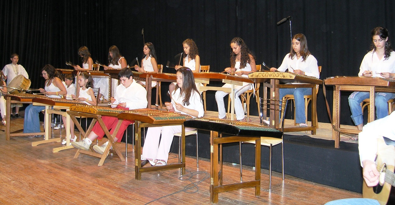 Τα Σαντούρια του Αναγνωστηρίου στην 3η Συνάντηση Παραδοσιακών Μουσικοχορευτικών Σχημάτων (10-8-2005). 