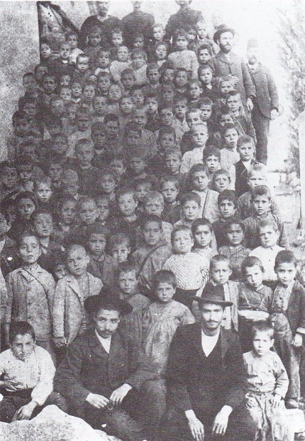Το Δημοτικό Σχολείο Αγιάσου στα χρόνια της Τουρκοκρατίας (φωτο Σίμου Χουτζαίου). 