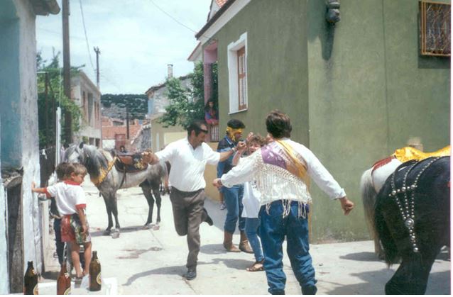 Οι καβαλαραίοι γλεντούν στους δρόμους του χωριού
