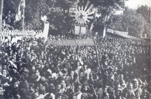 Αγιασώτες σε παλλεσβιακό συλλαλητήριο του ΕΑΜ (Μυτιλήνη, 1944). 