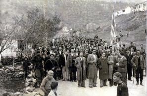 Αγιασώτες κατεβαίνουν με τα πόδια στη Μυτιλήνη, για να συμμετέχουν σε παλλεσβιακό συλλαλητήριο του ΕΑΜ (1944). 