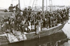 Γυναικόπαιδα της Αγιάσου επιστρέφουν με καΐκι από τη Μυτιλήνη στο Ντίπι, μετά τη συμμετοχή τους σε παλλεσβιακό συλλαλητήριο του ΕΑΜ (1944). 