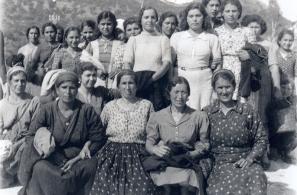 Αγιασώτισσες στο Καμπούδι, μετά από συμμετοχή σε παλλεσβιακό συλλαλητήριο (1944). 