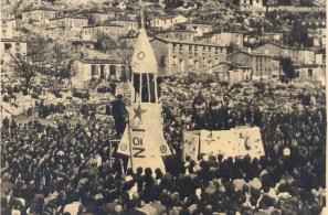 Το συγκρότημα "Πύραυλος" στο Χριστοφίδειο Δημοτικό Γυμναστήριο, όπου γινόταν τότε οι καρναβαλικές εκδηλώσεις (1958). 