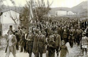 Αγιασώτες κατεβαίνουν με τα πόδια στη Μυτιλήνη, για να συμμετέχουν σε παλλεσβιακό συλλαλητήριο του ΕΑΜ (1944). 