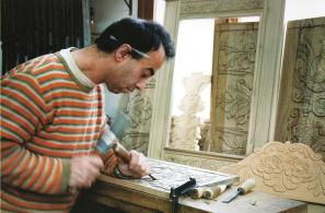 Ο Παναγιώτης Γρηγορίου Χατζέλλης, ένας από τους άξιους συνεχιστές της παράδοσης της αγιασώτικης ξυλογλυπτικής.