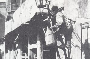 Το άναμμα του φαναριού (Φωτογραφία Σίμου Χουτζαίου).