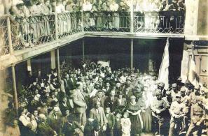 Η Αγιάσος γιορτάζει την ονομαστική γιορτή της Α.Μ. Βασιλέως Κωνσταντίνου στις 22-5-1922. Εκφωνεί λόγο στα «Χάνια» ο αντιβενιζελικός δικηγόρος Ευστράτιος Μιχαήλ Τζανετής (1875-1933).