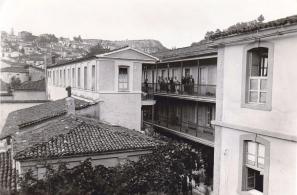 Το τμήμα του Παλαιού Ξενώνα απέναντι από το σημερινό Ξενοδοχείο "Αγία Σιών". 