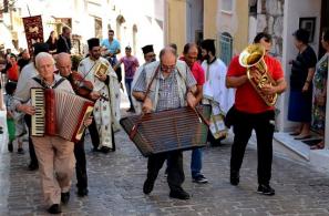 Η παραδοσιακή μουσική κομπανία προπορεύεται της πομπής