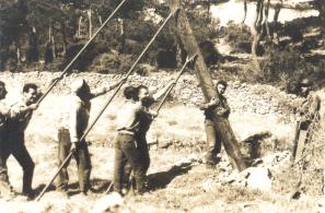 Τοποθέτηση κολώνας ΔΕΗ στην αγροτική θέση Φτερίνι, κοντά στο Σανατόριο (Αρχείο Παναγιώτη Α. Καλατζή).