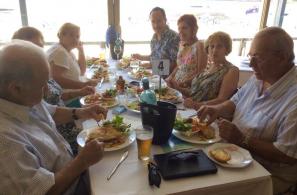 Η παρέα του Θέμη Χατζηνικολάου στο Yarra Bay Sailing Club για φαγητό.