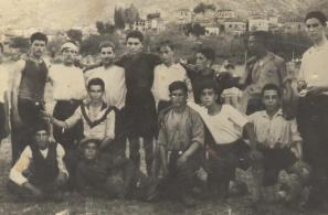 Άλλη μια ιστορική φωτογραφία (1931). Όρθιοι από αριστερά: άγνωστος, Τζίμης Μαγλογιάννης, Βρανίδης Γλεζέλης, Προκόπης Γλεζέλης (Κουρκουλής), Στρατής Πολ. Αναστασέλης, Χαράλαμπος Πανταζής, Μίνως Αναστασίου, Στρατής Παπάνης (Λιόλιας), Βασίλης Ιακώβου. Καθιστοί: … Λούπος, Στρατής Βέτσικας, Κλεομένης Καραφύλλης, Τζώρτζης Μαγλογιάννης, Αριστείδης Πρ. Τζανετής, Στρατής Μαριγλής. 