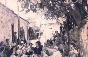 Το έθιμο της κούνιας σε γειτονιά της χιλιοτραγουδισμένης Μπουτζαλιάς της Αγιάσου το 1938 !!! (Αρχείο Στρατή Πολυδώρου Αναστασέλλη)