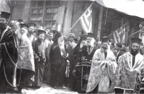 Ο Αρχιεπίσκοπος Αθηνών Χρυσόστομος Παπαδόπουλος στην Πλατεία Αγοράς Αγιάσου (22-5-1937).