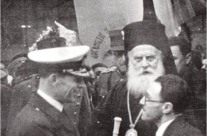 Ο Βασιλιάς Γεώργιος Β΄ (αριστερά) στο ναό της Παναγίας Αγιάσου (21-2-1937). Η πρώτη επίσκεψη Έλληνα βασιλιά στο χωριό μας.