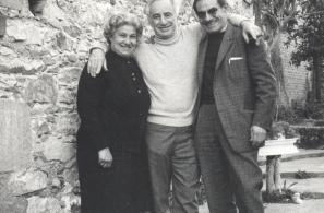 Ο Στρατής Πολ. Αναστασέλης με τη σύζυγό του Βαγγελιώ και το διάσημο ελληνοαμερικανό σκηνοθέτη του θεάτρου και του κινηματογράφου Ελία Καζάν (Ηλία Καζαντζόγλου), γνωστές ταινίες του οποίου ήταν «Το λιμάνι της αγωνίας» (με τον Μάρλον Μπράντο), «Άγριο ποτάμι», «Αμέρικα, Αμέρικα» κλπ (1981).