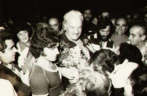 Ο Γ.Γ. του ΚΚΕ Χαρίλαος Φλωράκης στην Αγιάσο (1981). 