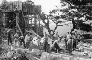 Από τις εργασίες ανέγερσης του σημερινού ναϋδρίου στο λόφο Καστέλι (1960).