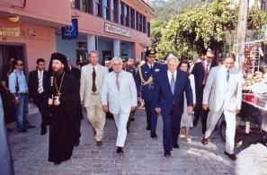 Ο Πρόεδρος της Ελληνικής Δημοκρατίας Κάρολος Παπούλιας επισκέπτεται  την Αγιάσο (15-8-2006). Συνοδεύεται από τους (εξ αριστερών) Κύριλλο Συκή, Χρύσανθο Χατζηπαναγιώτη (δήμαρχο Αγιάσου), Αριστοτέλη Παυλίδη (υπουργό Αιγαίου και Νησιωτικής Πολιτικής), Χριστιάνα Καλογήρου, Νίκο Σηφουνάκη. 