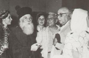 Επίσκεψη του νομπελίστα ποιητή μας Γιώργου Σεφέρη (δεξιά) και του Λέσβιου λογοτέχνη Ηλία Βενέζη (αριστερά του) στο Αναγνωστήριο (18-8-1965). Αριστερά ο παπά-Χριστόφας Κανιμάς, συγγραφέας της αθάνατης ηθογραφίας «Τι να τα κάνω τα καλά». 