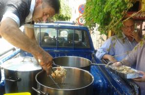 Μέλη του Συλλόγου Καβαλαραίων Αγιάσου "Ο Προφήτης Ηλίας" μοιράζουν δωρεάν κισκέτσ' στο χωριό (20-7-2016). 