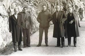 Ο Τσεκόνι, τρίτος από δεξιά, με τους Νίκο Κουρτζή, Χριστόφα Παραμυθέλη και Χαράλαμπο Πανταζή στο Καμπούδι το 1963.