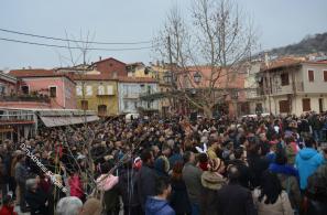 Γεμάτη κόσμο η Πλατεία Δημαρχείου Αγιάσου την Καθαρά Δευτέρα