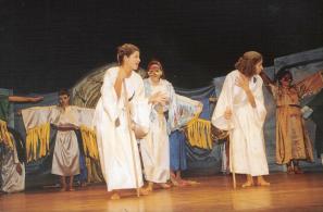 "Τα πουλιά" του Αριστοφάνη από την Παιδική Θεατρική Σκηνή (6-7-2003). 