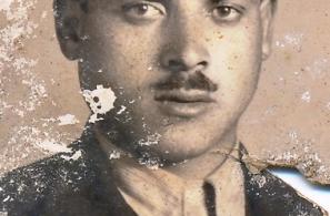 Κώστας Αϊβαλιώτης. Αρρώστησε εξόριστος στα Γιούρα και πέθανε σε νοσοκομείο της Ερμούπολης στις 11-1-1949.