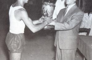 Ο τότε Δήμαρχος Στρατής Τραγάκης απονέμει έπαθλο στο Γρηγόρη Σ. Βασλά, νικητή των Β΄ Χριστοφιδείων (1958). 