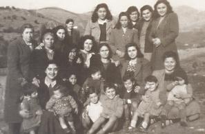 Δ. Γυναικόπαιδα εξόριστα στη Χίο το 1948-1949. Ανάμεσά τους, πρώτη από αριστερά όρθια η Γαλλίδα Αμεντίν, δίπλα της η Σοφία Αγρίτη (Σουφλέλ’) και πρώτη από αριστερά καθιστή με δυο μικρά στην αγκαλιά της η ηθοποιός Ντιριντάουα.  (Από το λεύκωμα του Συλλόγου Πολιτικών Εξόριστων Γυναικών «Γυναίκες εξόριστες στα στρατόπεδα του εμφυλίου, Χίος – Τρίκερι – Μακρόνησος – Άι Στράτης 1948-1954», Επιμέλεια: Βικτωρία Θεοδώρου, Συγκέντρωση φωτογραφικού υλικού: Κατίνα Σηφακάκη, Εκδόσεις Καστανιώτη, Αθήνα 1996, σελ. 33)