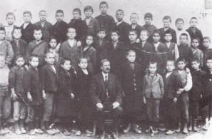 Ο δάσκαλος και οι μαθητές του (1923). Φωτο Σίμου Χουτζαίου. 