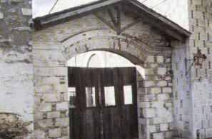 Η κεντρική είσοδος (πουρτάρα) του παλιού δημοτικού ελαιοτριβείου στο Καμπούδι. 