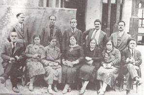 Το διδακτικό προσωπικό του Δημοτικού Σχολείου Αγιάσου το 1933 (φωτο Σίμου Χουτζαίου). 