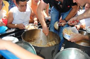 Μέλη του Συλλόγου Καβαλαραίων Αγιάσου "Ο Προφήτης Ηλίας" μοιράζουν δωρεάν κισκέτσ' στο χωριό (20-7-2011). 