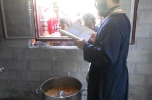 Μοιράζεται κισκέτσ' στο πανηγύρι της Παναγιούδας στα Πατιλ'δελια (8-9-2015). 