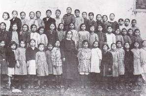 Αγιασώτισσες μαθήτριες με τη δασκάλα τους Δέσποινα Βάλεση  το 1922 (φωτο Σίμου Χουτζαίου). 