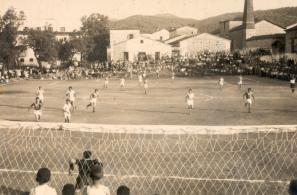 Φάση ποδοσφαιρικού αγώνα στο παλιό γήπεδο, που τότε εκτεινόταν κατά πλάτος του σημερινού γηπέδου (πριν τις εργασίες επέκτασής του). 