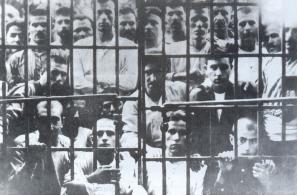 Φυλακές Μυτιλήνης (1937). Όρθιος με σταυρωμένα τα χέρια ο Φώτης Μπράτσος. 