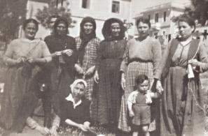 Γ. Οι γυναίκες του στρατοπέδου Χίου (1948-1949) στεγάζονταν στα τρία διώροφα κτίρια των στρατώνων, στα προάστια της πόλης της Χίου. Στη φωτογραφία διακρίνονται: Χρυσώ Πατερέλη, Σοφία Αγρίτη (Σουφλέλ’), Ευτυχία Λυμπερή, Ελένη Χατζησάββα και ο μικρός Παναγιώτης Ι. Τσουλέλης.  (Από το λεύκωμα του Συλλόγου Πολιτικών Εξόριστων Γυναικών «Γυναίκες εξόριστες στα στρατόπεδα του εμφυλίου, Χίος – Τρίκερι – Μακρόνησος – Άι Στράτης 1948-1954», Επιμέλεια: Βικτωρία Θεοδώρου, Συγκέντρωση φωτογραφικού υλικού: Κατίνα Σηφακάκ