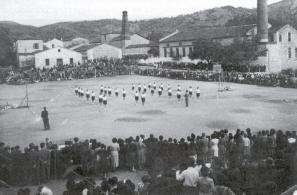 Σχολικές επιδείξεις στο Χριστοφίδειο Δημοτικό Γυμναστήριο Αγιάσου (σχολικό έτος 1953-1954). 