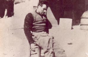 Στρατής Γζωντέλης ή Τινός. Σκοτώθηκε στη θέση Μπουρός Αγιάσου την 1-9-1948 και η σορός του εκτέθηκε στην Πλατεία Αγοράς Αγιάσου για διαπόμπευση και τρομοκράτηση του λαού. 