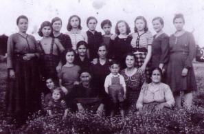 Η. Χίος, 19-6-1948. Πάνω από αριστερά: Ελένη Παν. Χατζησάββα, Ελένη Ι. Χατζησάββα, Μυρσίνη Ι. Χατζησάββα, Βλωτίνα Βασ. Ανεζίνου, Κατερίνα Ι. Τσουλέλη, Σταυρούλα Βασ. Ανεζίνου, Νεφέλη Κων. Πατερέλη, Μυρσίνη Πρ. Λυμπερή, Μαρία Κων. Πατερέλη, Μαρία Μιλτ. Τινέλη. Στη μέση από αριστερά: Ευστρατία Ι. Χατζησάββα, Βασιλική Βασ. Ανεζίνου, Ρήγαινα Νικ. Τσουλέλη. Κάτω από αριστερά : Μαρία Ι. Χατζησάββα, Μαρία Νικ. Σμυρνιού, Μαρία Ευστρ. Καλαντζή, Παναγιώτης Ι. Τσουλέλης (όρθιο αγοράκι), Ευτυχία Πρ. Λυμπερή. Χρυσώ Κων.