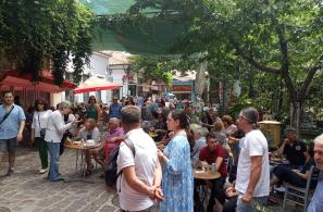 Πολύς κόσμος στην Πλατεία Αγοράς του χωριού