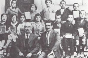 Μαθητές του Δημοτικού Σχολείου Αγιάσου με τους δασκάλους τους, Στρατή Π. Κολαξιζέλη ή Κακκάβη (αριστερά) και Στρατή Φωτεινέλη (φωτο Σίμου Χουτζαίου). 
