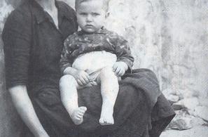 Λ. Η Γιασεμή Κυριάκου Πασχαλιά με το γιο της Στρατή στη Χίο το 1948.  (Περιοδικό «ΑΓΙΑΣΟΣ», τεύχος 101/1997, σελ. 2, Φωτογραφία Χρ. Ι. Κουρβανιού)
