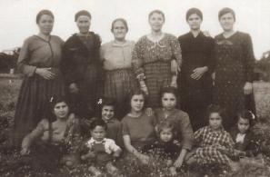 Ν. Γυναικόπαιδα της Αγιάσου (συγγενείς μαχητών του Δημοκρατικού Στρατού Λέσβου) στην εξορία (Χίος 1948). Πάνω από αριστερά: Ελένη Χατζησάββα, Μαρία Καλαντζή, Χρυσώ Πατερέλη, Ευτυχία Λυμπερή, Βασιλική Ανεζίνου, Μυρσίνη Ι. Χατζησάββα. Κάτω από αριστερά: Ελένη Ι. Χατζησάββα, Μαρία Ι. Χατζησάββα, Παναγιώτης Ι. Τσουλέλης (αγοράκι), Ευστρατία Ι. Χατζησάββα, Ελένη Αγρίτη, Μαρία Σμυρνιού (κοριτσάκι), (;), (;).  (Από το λεύκωμα του Συλλόγου Πολιτικών Εξόριστων Γυναικών «Γυναίκες εξόριστες στα στρατόπεδα του εμφυλίου