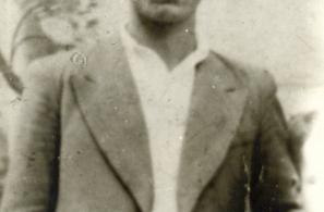 Στρατής Νουλέλης. Αρρώστησε εξόριστος στα Γιούρα και πέθανε σε νοσοκομείο της Ερμούπολης στις 17-9-1948.